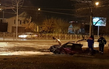 В Оренбурге легковой автомобиль разорвало после столкновения с трактором