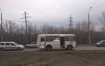 В пассажирский автобус в Оренбурге врезался КамАЗ