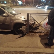 ДТП  на пересечении Восточной и Карагандинской: Ларгус влетел в ограждение
