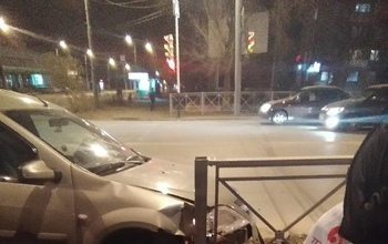 ДТП  на пересечении Восточной и Карагандинской: Ларгус влетел в ограждение