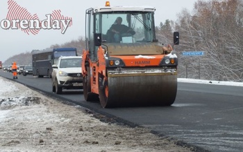 На оренбургской трассе укладывают асфальт в снег и мороз