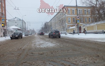 Где снегоуборочная техника? На дорогах Оренбурга из-за снегопада каша