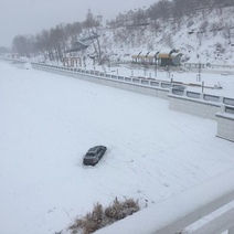 В Оренбурге автомобилист-экстремал выехал на лед