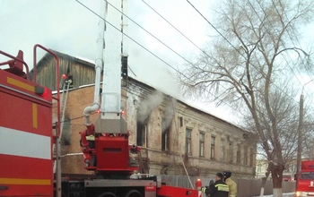 Утро в Оренбурге началось с пожара в заброшенном доме