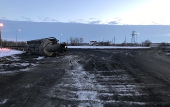 В Оренбуржье перевернувшийся цементовоз затруднил движение по трассе