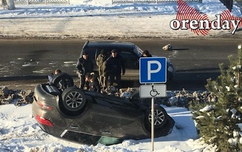 В Оренбурге на улице Комсомольской перевернулся автомобиль Kia