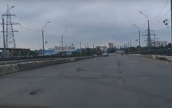 В администрации Оренбурга пояснили, почему на  мостах и путепроводах до 40 км/ч. ограничили скоростной режим