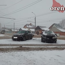 На проспекте Победы в Оренбурге столкнулись две иномарки