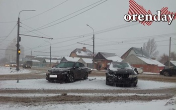 На проспекте Победы в Оренбурге столкнулись две иномарки