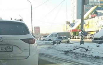В Оренбурге на улице Родимцева автомобилисты петляли между искрящими проводами