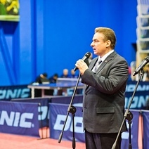 Дмитрий Кулагин не только в кабинетах может сидеть, он еще и ракеткой машет