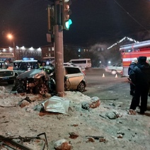 В Оренбурге легковой автомобиль влетел в светофор