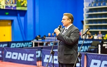 Дмитрий Кулагин не только в кабинетах может сидеть, он еще и ракеткой машет