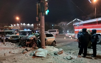 В Оренбурге легковой автомобиль влетел в светофор