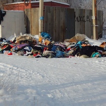 Орский магазин выбросил на свалку горы одежды