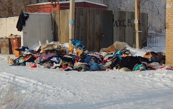 Орский магазин выбросил на свалку горы одежды