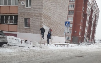 В Оренбурге фасад дома утеплили пленкой