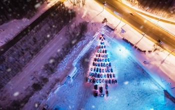 Оренбуржцы выстроили новогоднюю елочку из автомобилей