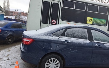 В Оренбурге «Лада-Веста» не уступила дорогу пассажирскому автобусу 67-го маршрута