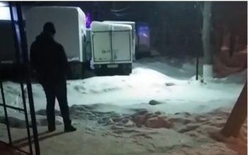 В Оренбурге молодой человек на остановке стрелял из пневматического пистолета