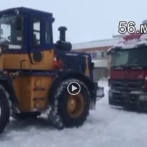 Орские полицейские вызволили из сугроба большегруз