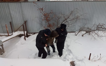 В Оренбурге ОМОНовцы спасли парня, едва не замерзшего в сугробе