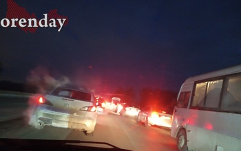 В Оренбурге на Загородном шоссе образовалась огромная пробка