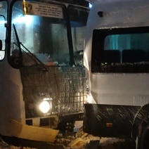 Из-за снегопада в Оренбурге столкнулись три автобуса