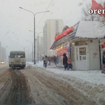 Чтобы пробраться к общественному транспорту, оренбуржцы вынуждены преодолевать снежные отвалы