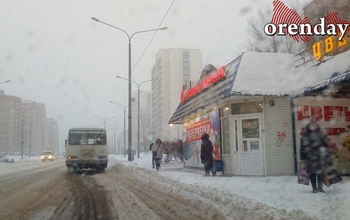Чтобы пробраться к общественному транспорту, оренбуржцы вынуждены преодолевать снежные отвалы