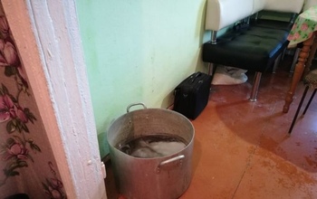 В Оренбуржье малыш утонул в кастрюле на кухне