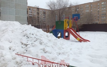 Промышленный район Оренбурга завален огромными кучами снега