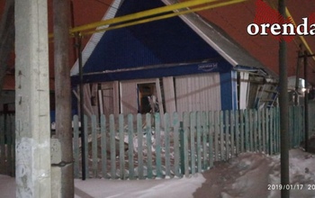 Пожарные боролись с огнем в селе Кваркено Оренбургской области
