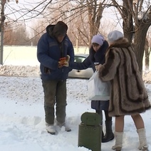 Социальный патруль: в Оренбурге помогают бездомным под прицелом фото и видеокамер