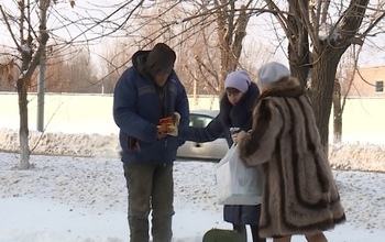 Социальный патруль: в Оренбурге помогают бездомным под прицелом фото и видеокамер