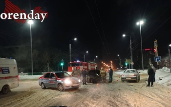 В Оренбурге на проспекте Парковом столкнулись три автомобиля
