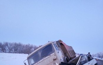 В Красногвардейском районе лоб в лоб столкнулись КАМАЗ и «Ока»