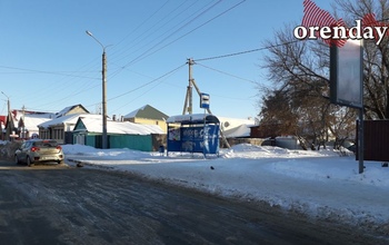 Возле остановок в Оренбурге гололед