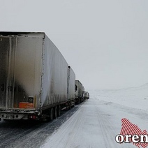 В Переволоцком районе на трассе Оренбург-Самара встали порядка 30-ти большегрузов