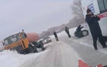 Под Оренбургом легковушка врезалась в грузовик с цистерной