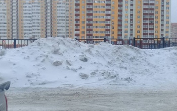 Складированный возле школы №88 Оренбурга снег стал причиной обращения в прокуратуру