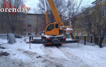 В Оренбурге на улице Конституции посреди дворового проезда поставили кран