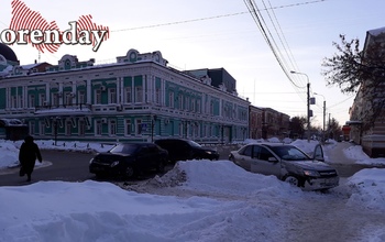 В Оренбурге с утра в центре столкнулись две легковушки