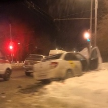 Ночью в Оренбурге автомобиль такси стал участником ДТП