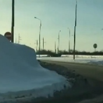 Горы снега на обочинах мешают оренбургским автомобилистам
