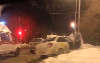 Ночью в Оренбурге автомобиль такси стал участником ДТП
