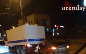 В Оренбурге ВАЗ въехал под автозак