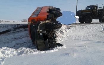 В Октябрьском районе автобус «Урал» опрокинулся в кювет