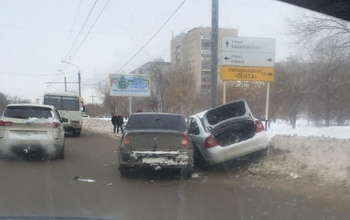 В Оренбурге на Пролетарской две иномарки не поделили проезжую часть 