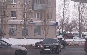 В Оренбурге ДТП на проспекте Победы спровоцировало пробку 